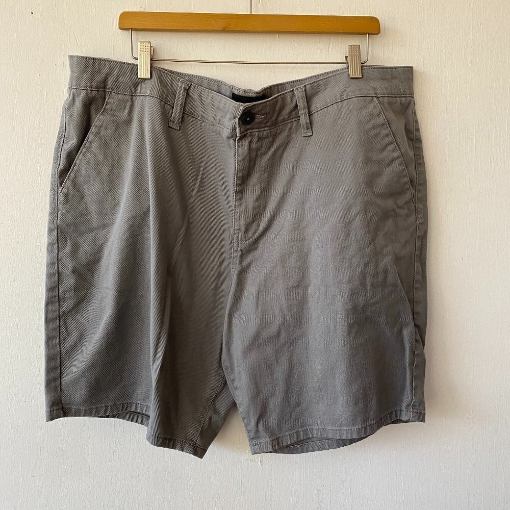 RSQ Mid Length Chino Shorts Mens Size 40 Gray Pockets